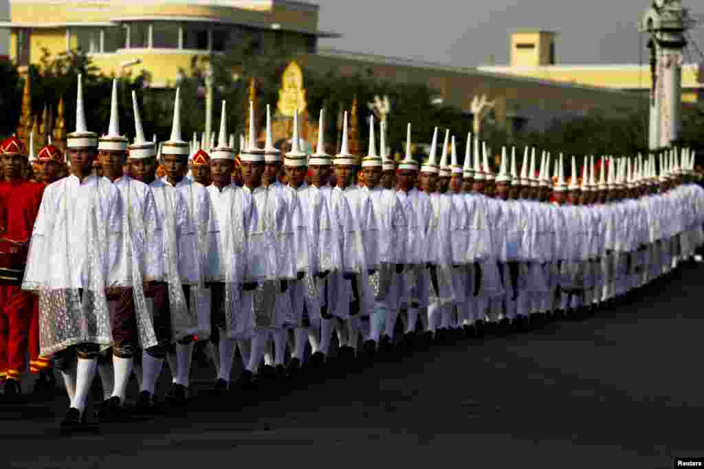 Officials take part in a procession with the royal carriage containing the remains of Thailand&#39;s late Supreme Patriarch, Somdet Phra Nyanasamvara, during his cremation ceremony in Bangkok. The head of the order of Buddhist monks died in Oct. 2013 at the age of 100.&nbsp;