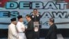 Kandidat Capres-Cawapres Prabowo Subianto-Hatta Rajasa menyalami Joko Widodo-Jusuf Kalla sebelum acara debat di Jakarta, Senin (9/6).