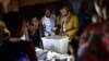 Les agents électoraux en plein dépouillement des bulletins de vote le 29 juillet 2018 à Bamako, après l'élections présidentielle malienne.