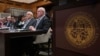 Riyad Al-Maliki, ministar vanjskih poslova Palestinske nacionalne samouprave, desno, i Riyad Mansour, predstavnik Palestinske nacionalne samouprave pri UN-u, drugi desno, čekaju da najviši sud UN-a otvori saslušanja u Haagu, Nizozemska, 19. februar 2024.