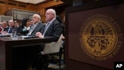 Riyad Al-Maliki, ministar vanjskih poslova Palestinske nacionalne samouprave, desno, i Riyad Mansour, predstavnik Palestinske nacionalne samouprave pri UN-u, drugi desno, čekaju da najviši sud UN-a otvori saslušanja u Haagu, Nizozemska, 19. februar 2024.