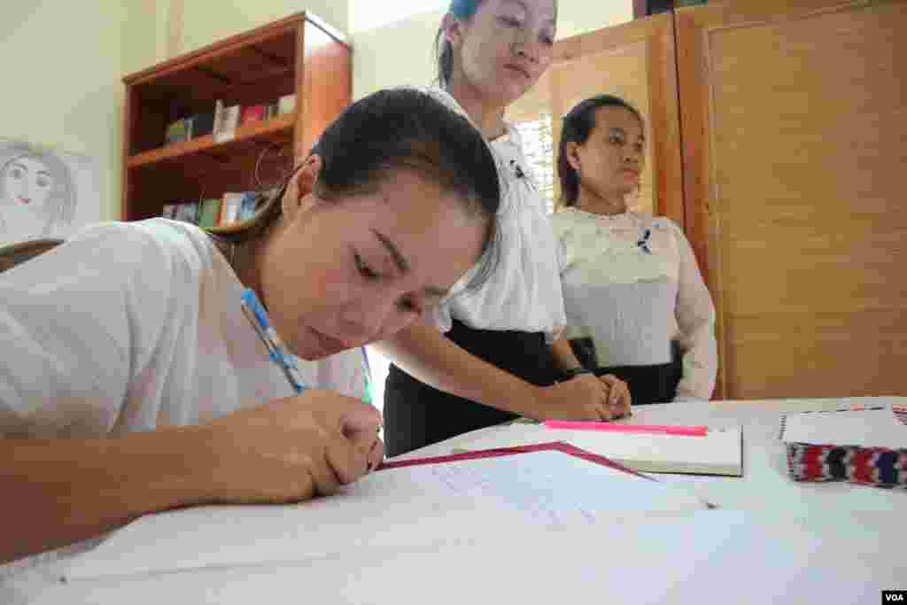 អ្នកចូលរួមកំពុងសរសេរបង្ហាញអំពីមរណទុក្ខ ក្នុងពិធីបុណ្យសពរបស់ លោក Bernard Krisher ក្នុងខណ្ឌច្បារអំពៅ រាជធានីភ្នំពេញ នាថ្ងៃទី១៩ ខែមីនា ឆ្នាំ២០១៩។ (កាន់ វិច្ឆិកា/VOA)