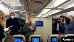 Канцлер Німеччини Олаф Шольц спілкується з журналістами під час перельоту до Вашингтона 