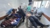 Povrijeđeni Palestinci u pucnjavi u kojoj je u četvrtak poginulo više od 100 osoba čekajući humanitarnu pomoć (Foto: AP/Mahmoud Essa)
