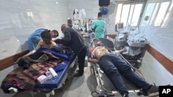 Povrijeđeni Palestinci u pucnjavi u kojoj je u četvrtak poginulo više od 100 osoba čekajući humanitarnu pomoć (Foto: AP/Mahmoud Essa)
