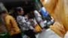 រូប​ឯកសារ៖ មាន់​​មួយ​ក្បាល​​ត្រូវ​បាន​ព្យួរ​សម្រាប់​លក់​នៅ​​ផ្សារ​មួយ​ក្នុង​រាជធានី​ភ្នំពេញ កាល​ពី​ឆ្នាំ​២០១៣។