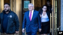Demokratski senator Bob Menendez izlazi iz suda u Njujorku, oktobar 2023. (Foto: AP/Stefan Jeremiah)
