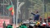 Le président du Congo, Denis Sassou Nguesso, passe en revue les troupes le 15 août 2010 à Brazzaville lors d'un défilé marquant un demi-siècle d'indépendance du Congo-Brazzaville.