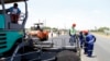 Des ouvriers effectuent des travaux sur une route près de la capitale zambienne, Lusaka, le 15 novembre 2013.