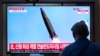 Seorang pengunjung menyaksikan berita peluncuran misil Korea Utara yang ditayangkan di sebuah TV di Stasiun Kereta Seoul, Korea Selatan, 2 Juli 2024. (Foto: Ahn Young-joon/AP Photo)