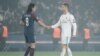 Cristiano Ronaldo, à droite, serre la main d'Edinson Cavani du PSG, à la fin du match retour des 8e de finale de la Champions League, au Parc des Princes, Paris, 6 mars 2018.