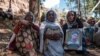 Des gens pleurent les victimes d'un massacre qui aurait été perpétré par des soldats érythréens dans le village de Dengolat, au nord de Mekele, la capitale du Tigré, le 26 février 2021. (Photo AFP/ EDUARDO SOTERAS)
