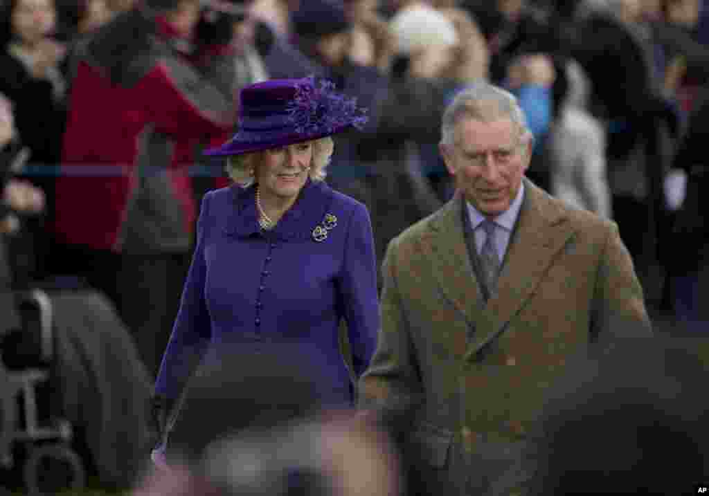 英国的查尔斯王子和他的妻子、康沃尔公爵夫人卡米拉12月25日抵达英国桑德林汉姆，出席英国皇家传统的圣诞节教堂崇拜活动 