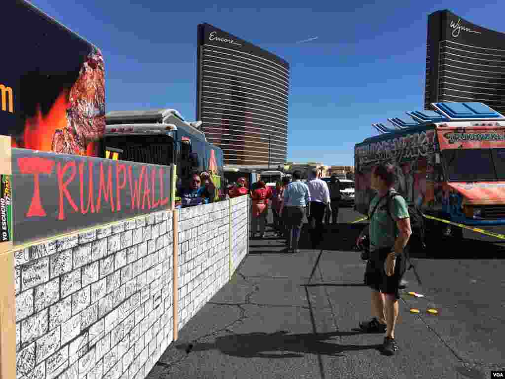 "Trump Wall" atau "Dinding Trump" dibangun oleh para demonstran di kawasan "The Strip" di Las Vegas, Nevada, beberapa kilometer dari lokasi debat capres AS yang ketiga, 19 Oktober 2016. (J. Oni/VOA)