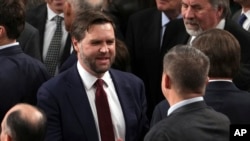 Wakil Presiden terpilih AS JD Vance mendapatkan selamat dari rekan-rekannya di Kongres setelah pengesahan hasil pemilu AS 2024, di Gedung Capitol, Washington, pada 6 Januari 2025. (Foto: AP/Matt Rourke)
