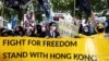 在中国外长王毅访问德国之际，香港民主派人士罗冠聪和其他活动人士在柏林抗议集会。（2020年9月1日）