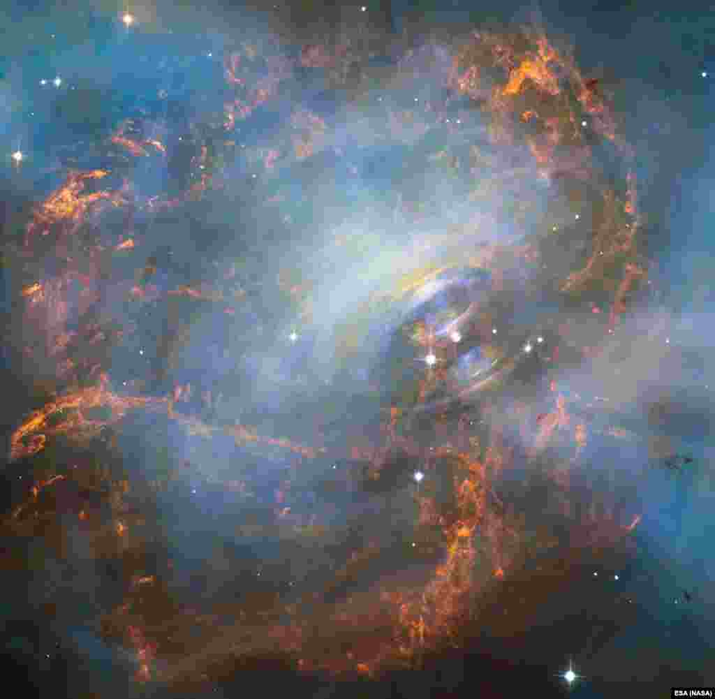 Foto yang dikirim oleh teleskop antariksa NASA &#39;Hubble&#39; mengungkap sebuah fenomena supernova, atau ledakan bintang di galaksi.