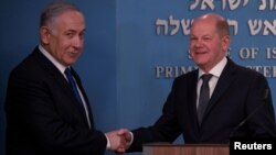 Izraelski premijer Benjamin Netanyahu i njemački kancelar Olaf Scholz rukuju se nakon govora u Jerusalimu, 17. marta 2024.