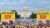 Demonstranti i članovi porodica Izraelaca koji su uzeti za taoce tokom napada Hamasovih militanata 7. oktobra održali su miting ispred američkog Kapitola u National Mall-u 23. jula u Washingtonu, DC.