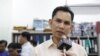 រូបឯកសារ៖ លោក អំ សំអាត ប្រធាន​ការិយាល័យ​បច្ចេកទេស​ស៊ើប​អង្កេត​របស់​អង្គការ​ការពារ​សិទ្ធិ​មនុស្ស​លីកាដូ ផ្តល់​បទ​សម្ភាសន៍​ដល់ VOA នៅ​ការិយាល័យ​អង្គការ​អាដហុក នៅ​រាត្រី​ថ្ងៃព្រហស្បតិ៍ ទី២៩ ខែមិថុនា ឆ្នាំ២០១៧។ (ខាន់ សុគុំមនោ/វីអូអេ)