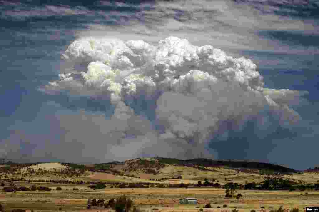 Smoke from wildfires is seen east of Hobart in the Australian island state of Tasmania January 4, 2013.