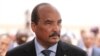 Mohamed Ould Abdel Aziz, alors président de la Mauritanie, attend son homologue français à l'aéroport de Nouakchott, en Mauritanie, le 2 juillet 2018. 
