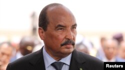 Mohamed Ould Abdel Aziz, alors président de la Mauritanie, attend son homologue français à l'aéroport de Nouakchott, en Mauritanie, le 2 juillet 2018. 
