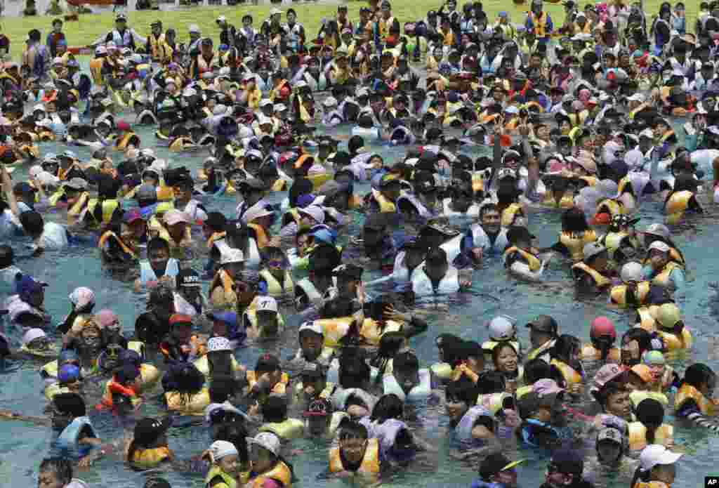 Warga Korea Selatan memenuhi kolam renang di Yongin, untuk mendinginkan diri dari udara yang sangat panas.&nbsp;