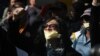 Manifestation devant le siège de la South African Broadcasting Corporation (SABC) à Johannesbourg, en Afrique du Sud, le 1er juillet 2016. (AP Photo/Denis Farrell) 