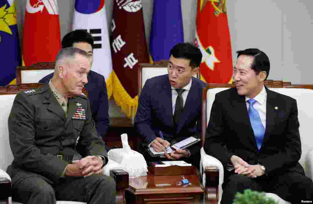 美国参谋长联席会议主席邓福德上将在首尔会见韩国国防部长宋永武（2017年8月14日）。 美国在韩国派驻2万8000官兵，如果朝鲜对韩国发动袭击，美军将与66万韩国军队并肩作战。美国认为，萨德系统是保护美韩军队的一个关键。 &nbsp;