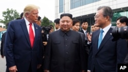 도널드 트럼프 미국 대통령, 문재인 한국 대통령, 김정은 북한 국무위우너장이 지난 6월 판문점 남측 지역에서 만났다. 
