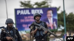 Des gendarmes camerounais sur la place Omar Bongo à Buea, capitale de la province du Sud-Ouest, majoritairement anglophone, le 3 octobre 2018. (Photo by MARCO LONGARI / AFP) 
