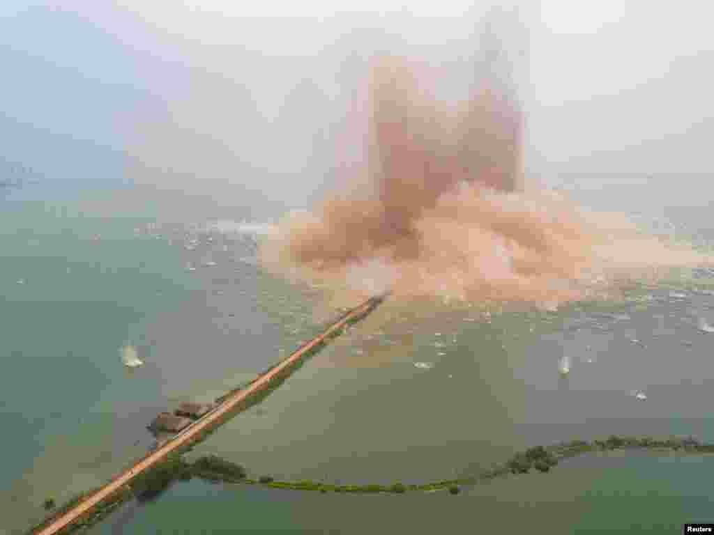 China menghancurkan bangunan tanggul di antara dua danau di Wuhan, Hubei, China.