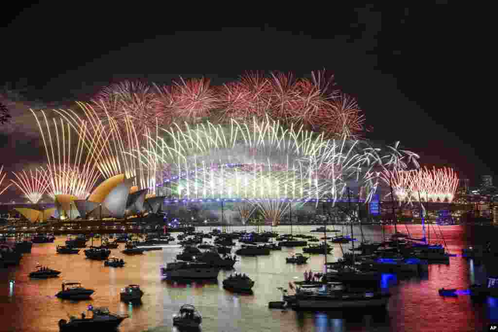 Pesta kembang api di atas Sydney Opera House dan Harbour Bridge selama perayaan Malam Tahun Baru 2025 di Sydney, Australia. (AP)&nbsp;