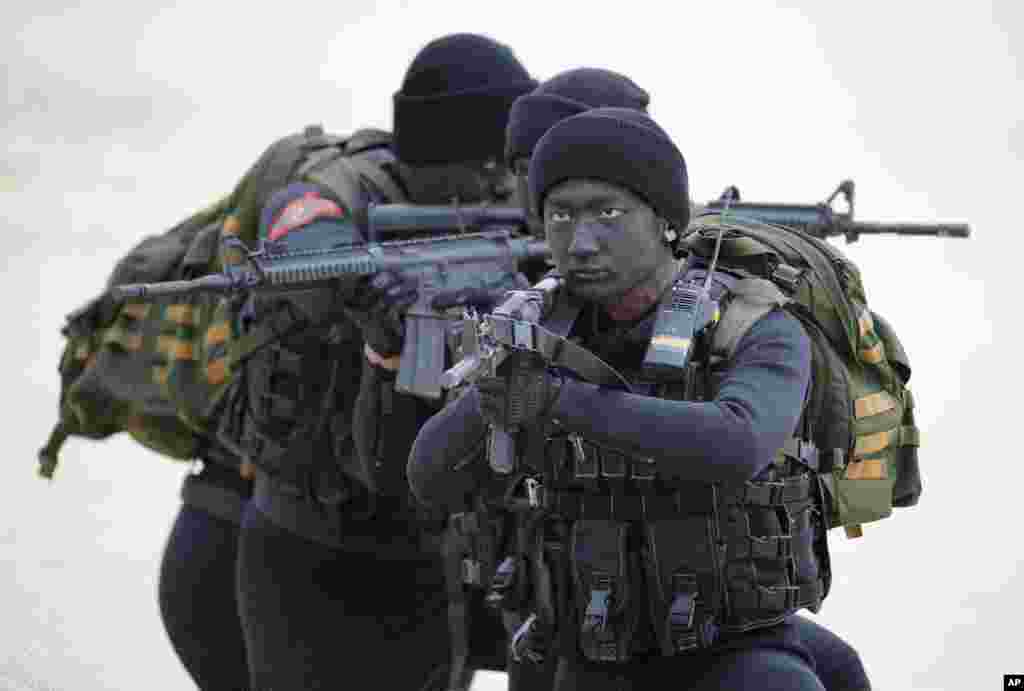 Taiwan&#39;s &quot;frogmen&quot; Marines perform covert landing drills just a few kilometers from mainland China on the outlying island of Kinmen.