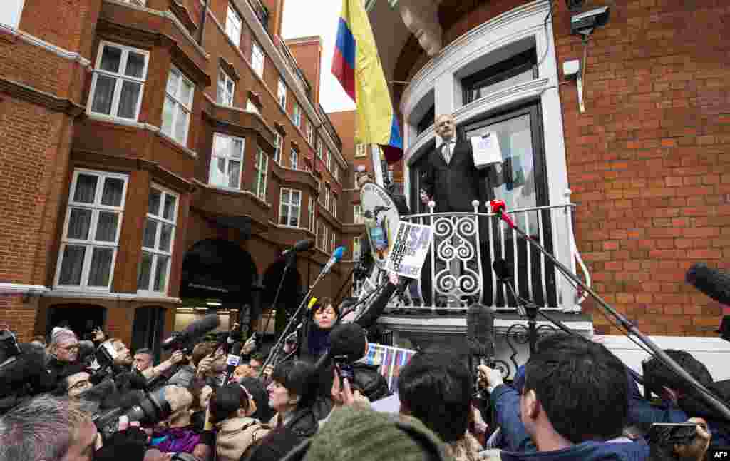 WikiLeaks founder Julian Assange (C) addresses media and supporters from the balcony of Ecuador&#39;s embassy in central London.&nbsp; In a report released Friday, a United Nations panel finds Assange has been &#39;arbitrarily detained.&#39;