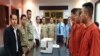 រូប​ភាព​ពី​វេបសាយ​របស់​អង្គស្នងការស្នាន​នរបាល​ជាតិ​ចុះ​ផ្សាយ​នៅ​ថ្ងៃ​ទី​២៩ ខែ​មេសា ឆ្នាំ​២០១៩ ​បង្ហាញ​ពី​​សមត្ថកិច្ច​​​ចាប់​​ខ្លួន​ជនជាតិ​ចិន​៣​នាក់​ ពាក់ព័ន្ធ​បទល្មើស​សម្អាត​ប្រាក់​ចំនួន​ជាង​ ៣.៥​លាន​ដុល្លារ​អាមេរិក​។ (Courtesy Photo/Cambodia Police)