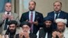 Seorang pejuang Taliban dengan senjatanya ikut serta dalam perayaan setahun rezim Taliban mengambil alih kekuasaaan dalam acara di ibu kota Kabul, Afghanistan (15/8). (Foto: AP)