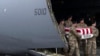 Sejumlah tentara Angkatan Darat AS mengangkut keluar peti jenazah Sersan William Jerome Rivers, 46, yang tewas dalam serangan Drone di pos militer AS di Yordania, saat pesawat mereka mendarat di Dover, Delaware, pada 2 Februari 2024. (Foto: AFP/Roberto Schmidt)