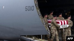 Sejumlah tentara Angkatan Darat AS mengangkut keluar peti jenazah Sersan William Jerome Rivers, 46, yang tewas dalam serangan Drone di pos militer AS di Yordania, saat pesawat mereka mendarat di Dover, Delaware, pada 2 Februari 2024. (Foto: AFP/Roberto Schmidt)