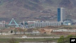 한국 최북단에 위치한 대성동 자유의 마을에서 바라본 북한 개성공단 일대. 