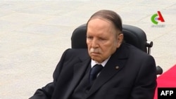 Le Président Bouteflika se recueille à la mémoire des martyrs de la guerre d'indépendance.