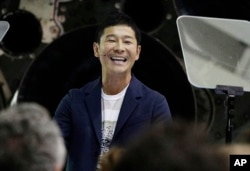 스페이스 X의 달 탐사선 첫 승객이 될 일본인 '마에자와 유사쿠'가 미국 캘리포니아 호손의 스페이스X 본사에서 소감을 밝히고 있다.