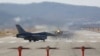 한국 오산공군기지에서 미 공군 소속 F-16 전투기가 이륙하고 있다. (자료사진)