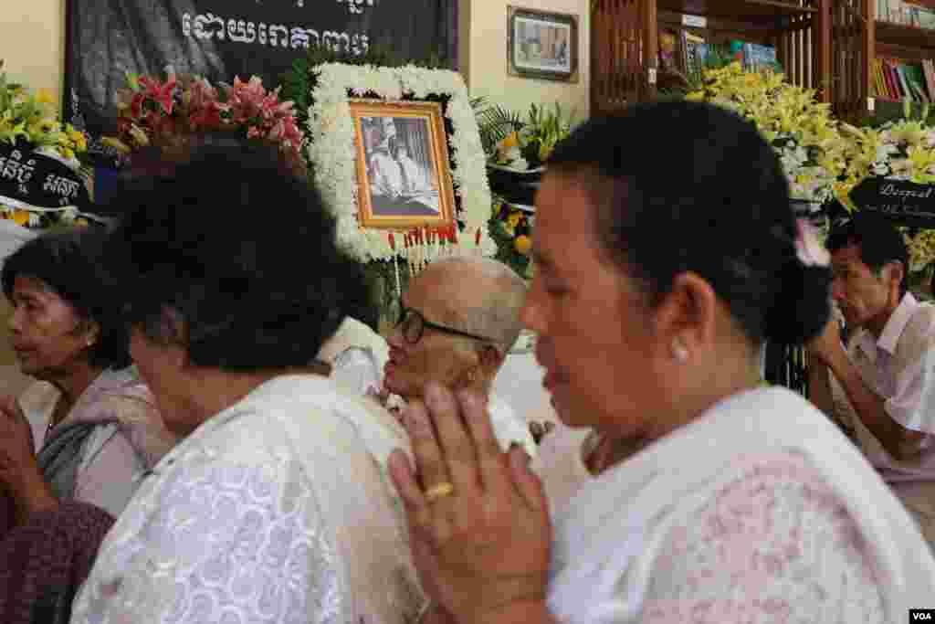 អ្នកចូលរួមកំពុងអង្គុយសំពះព្រះសង្ឃក្នុងពិធីបុណ្យសពរបស់ លោក Bernard Krisher ក្នុងខណ្ឌច្បារអំពៅ រាជធានីភ្នំពេញ នាថ្ងៃទី១៩ ខែមីនា ឆ្នាំ២០១៩។ (កាន់ វិច្ឆិកា/VOA)
