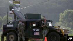 Američki vojnici koji služe u mirovnim snagama KFOR-a pod vodstvom NATO-a, čuvaju kontrolnu točku na cesti u blizini sela Leposavić, sjeverno Kosovo, 18. kolovoza 2022.
