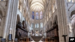 Interior Katedral Notre-Dame de Paris di Paris yang telah dipugar, 29 November 2024.