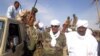 Moussa Hilal (au Centre), salue ses partisans à son arrivée à Nyala, la capitale de l'État du Sud Darfour, le 7 décembre 2013. (AFP PHOTO)