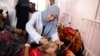 গাজার খান ইউনিসের নাসের হাসপাতালে নার্স এক শিশুকে পোলিওর টিকা দিচ্ছেন। ফটোঃ ৩১ অগাস্ট, ২০২৪। 