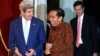 Menlu AS John Kerry (kiri) berbincang dengan Presiden Joko Widodo di istana Merdeka Jakarta, Senin malam (20/10).